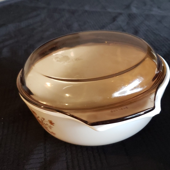 Pyrex Bowl with Cover. - Picture 7 of 8